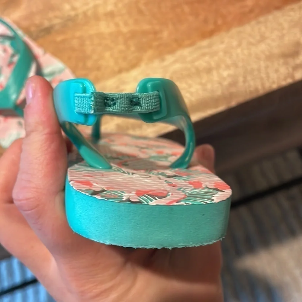 Old navy size 7 toddler flip flops flamingo​​​​​​​​